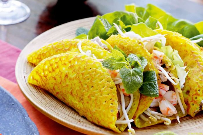 Món bánh xèo Long Hải với nhân tôm tươi và thịt chắc chắn sẽ làm bạn hài lòng