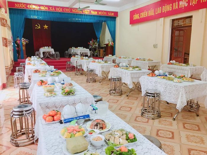Thưởng thức bữa ăn tại Nhà hàng Đồng Tâm 23