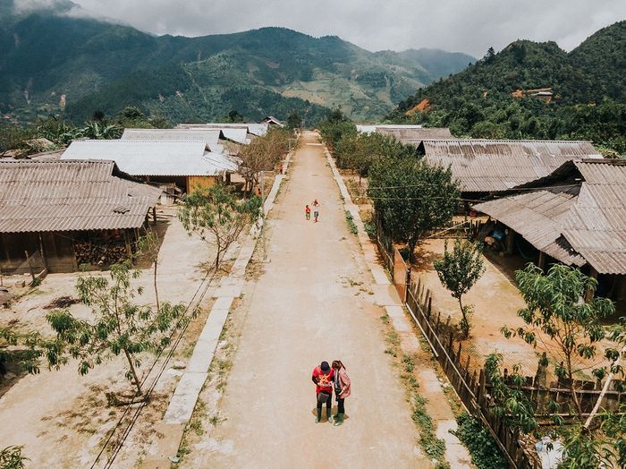 Để đến Bản Cu Vai, bạn có thể di chuyển bằng nhiều phương tiện khác nhau. Bắt đầu từ trung tâm thành phố Hà Nội, bạn có thể thuê xe khách đến Nghĩa Lộ, sau đó tiếp tục thuê xe máy để đi Trạm Tấu, rồi đến Bản Cu Vai bằng xe máy hoặc đi bộ đều được nhé. Ngoài ra, bạn cũng có thể di chuyển bằng xe máy. Tuy nhiên, hãy cẩn thận khi di chuyển vì đường đi khá dốc và khó đi.