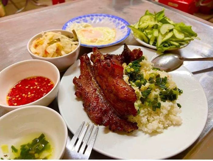 Cơm Tấm Cô Tuyết, quán ăn bình dân nhưng vẫn thu hút rất nhiều thực khách