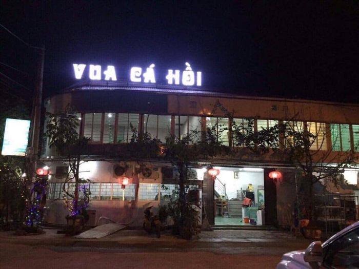 Nhà hàng Vua Cá Hồi Yên Bái luôn nằm trong danh sách top 20 nhà hàng ẩm thực tuyệt vời nhất. Nơi đây chuyên phục vụ các món cá ngon, đặc biệt là cá hồi tươi sống, đã trở thành điểm đến không thể bỏ qua cho du khách xa gần. Ảnh: Nhà hàng Vua Cá Hồi Yên Bái