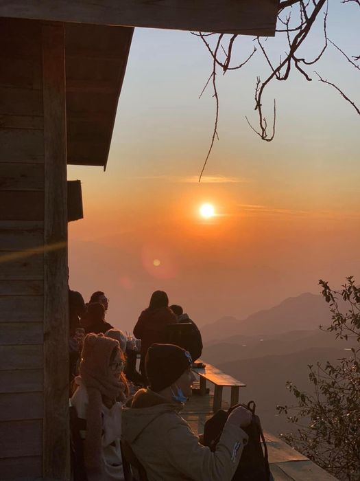 Thưởng ngoạn cảnh đẹp của Tà Xùa khi hoàng hôn buông xuống trong biển mây