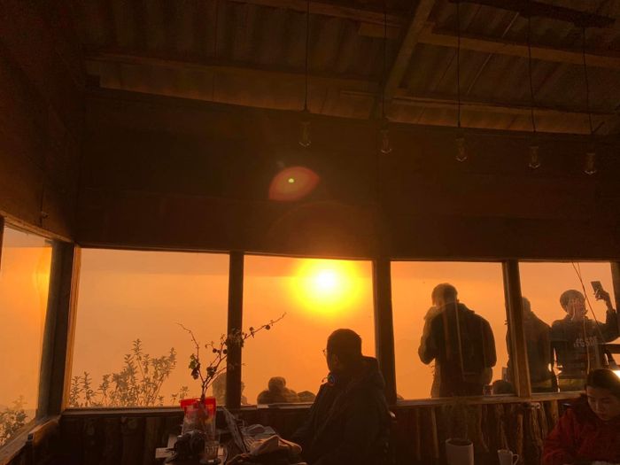 Thưởng ngoạn cảnh đẹp của Tà Xùa khi hoàng hôn buông xuống trong biển mây