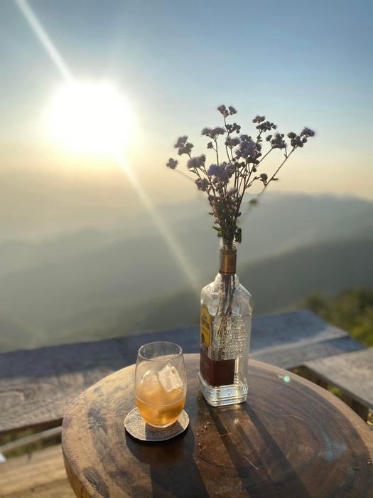 Thưởng ngoạn cảnh đẹp của Tà Xùa khi hoàng hôn buông xuống trong biển mây