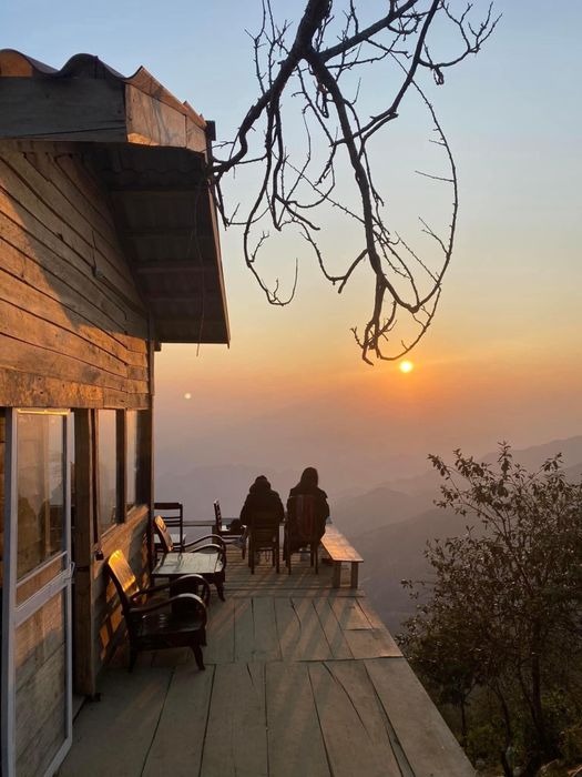 Thưởng ngoạn cảnh đẹp của Tà Xùa khi hoàng hôn buông xuống trong biển mây