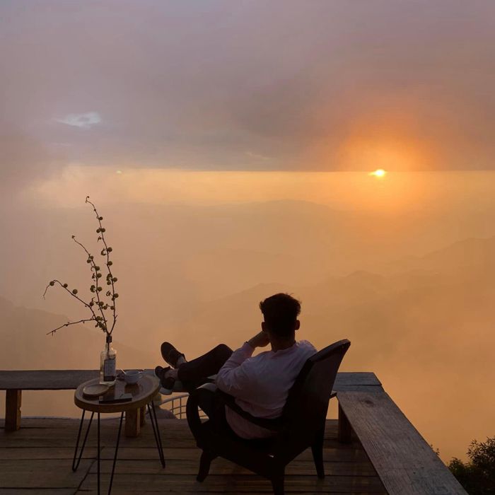 Thưởng ngoạn cảnh đẹp của Tà Xùa khi hoàng hôn buông xuống trong biển mây