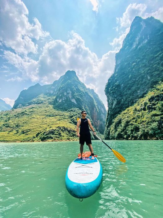 Trải nghiệm đi thuyền trên sông Nho Quế mang lại cảm giác lãng mạn và yên bình.