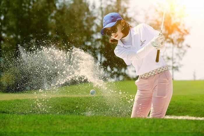 Chọn trang phục phù hợp cho việc chơi golf trong mùa hè.