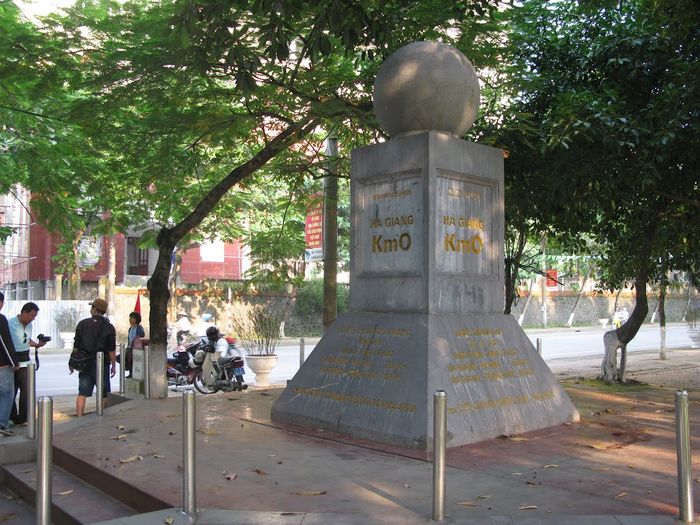 Giới trẻ đang rủ nhau đến check-in náo nhiệt tại cột mốc Km số 0 Hà Giang 9