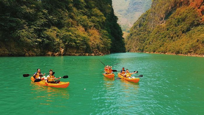 Trải nghiệm đi thuyền trên sông Nho Quế mang lại cảm giác lãng mạn và yên bình.