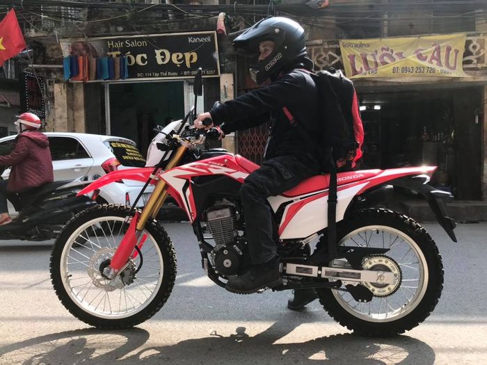 Bước 4: Kiểm tra tổng thể và từng bộ phận của xe trước khi ký hợp đồng. 3.2 Những điều quan trọng cần chú ý khi thuê xe cào cào