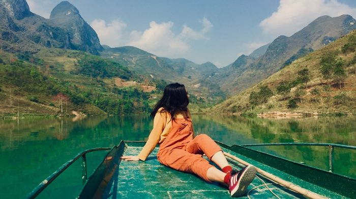 Trải nghiệm đi thuyền trên sông Nho Quế mang lại cảm giác lãng mạn và yên bình.