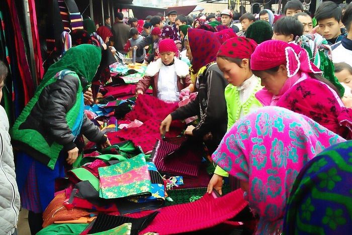 Khám phá vẻ đẹp văn hóa đặc sắc tại Chợ Quyết Tiến Hà Giang 7
