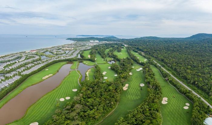 Chọn trang phục phù hợp khi chơi golf vào mùa hè.