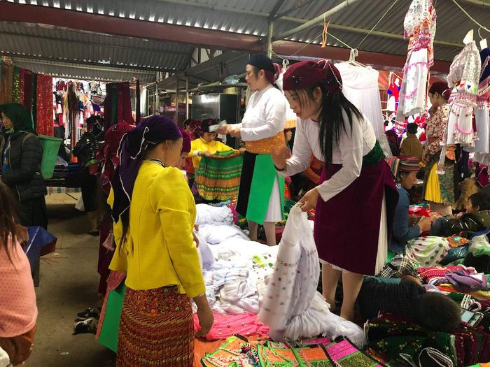 Chợ phiên Đồng Văn Hà Giang hấp dẫn với vẻ đẹp đa sắc màu