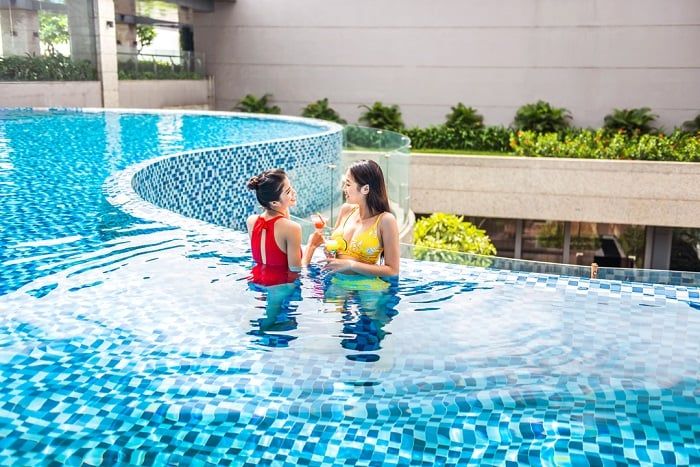 Bể bơi 4 mùa sang trọng, là nơi lý tưởng để thư giãn cho du khách.