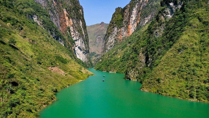Vượt qua dòng sông Nho Quế, chiêm ngưỡng Hẻm Tu Sản - Nơi có thung lũng sâu nhất ở Đông Nam Á