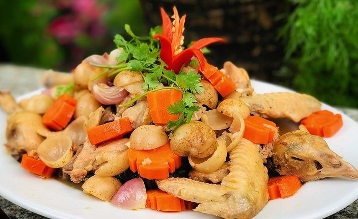 Sắp xếp lên đĩa và trang trí với tỏi chiên, hành tây, rau răm, ớt đỏ và dâu tươi.