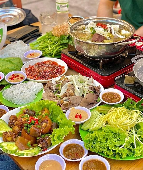 Thưởng thức hương vị đặc biệt của lẩu bò Nha Trang