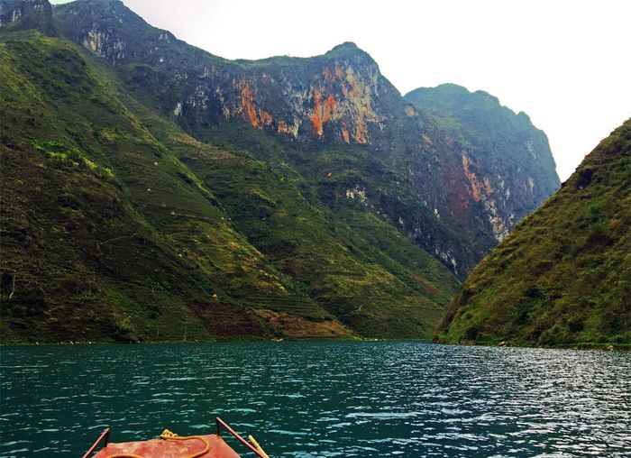 Trải nghiệm đi thuyền trên sông Nho Quế mang lại cảm giác lãng mạn và yên bình.