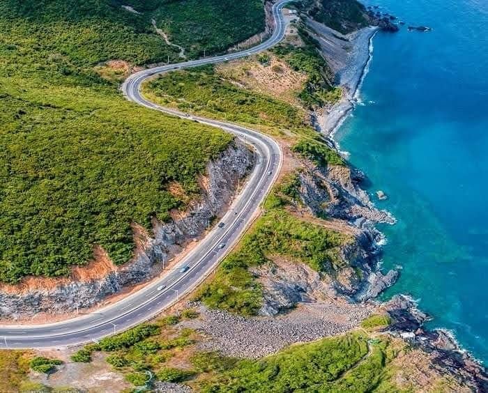 Từ trung tâm TP. Nha Trang, bạn có thể đi theo hướng cầu Bình Tân, rồi tiếp tục đi trên đại lộ Nguyễn Tất Thành để đến Bãi Dài Cam Lâm. Hoặc bạn cũng có thể chọn đường đi qua trung tâm TP. Nha Trang - Nguyễn Tất Thành - đèo Cù Hin để đến đây.