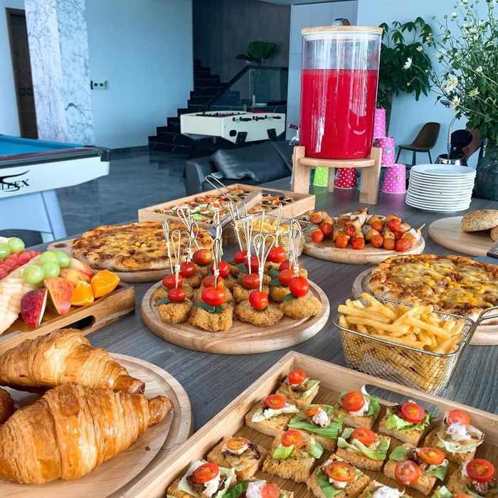 ```Thưởng thức đồ ăn tại C Cuisine Pizza & Burger và quên hết con đường về.```