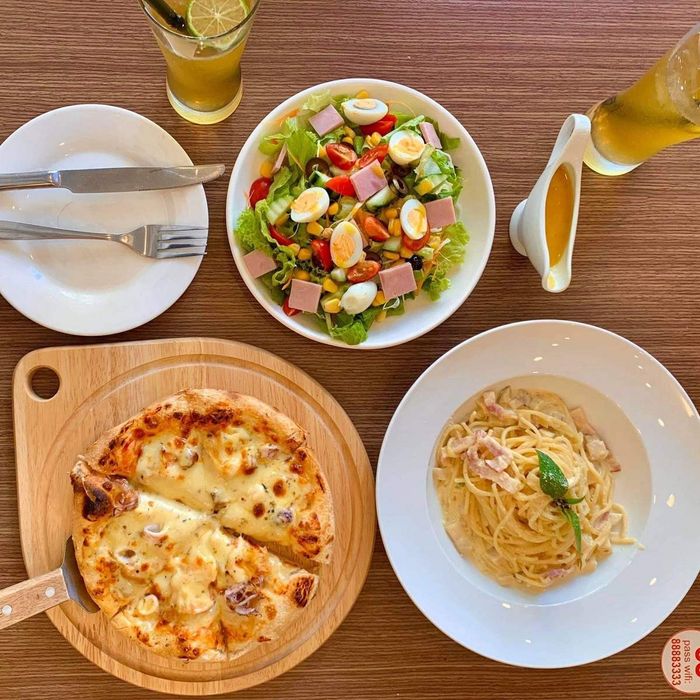 ```Thưởng thức đồ ăn tại C Cuisine Pizza & Burger và quên hết con đường về.```