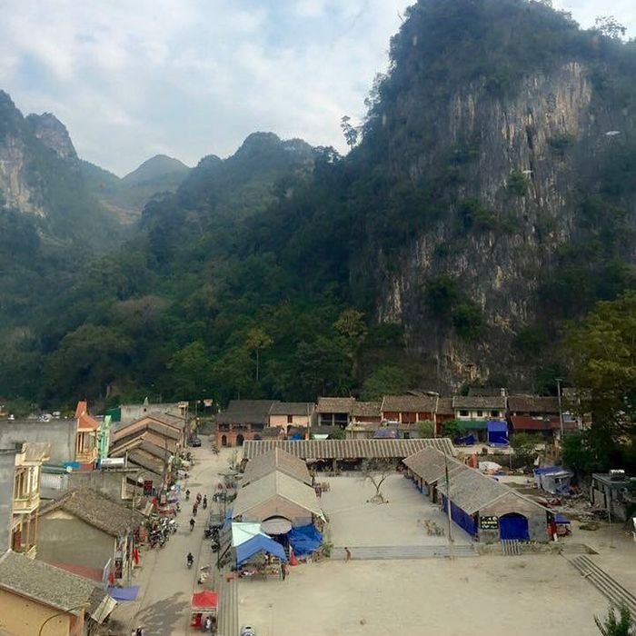 Hương vị hấp dẫn của món thắng cố Đồng Văn - Hà Giang làm cho cả khu chợ bị cuốn hút.