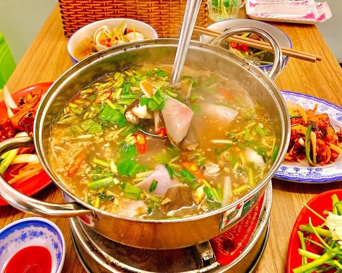 Khám phá hương vị đặc trưng của lẩu Hội An
