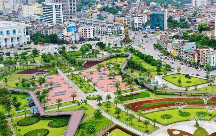 Chăm chú trước vẻ đẹp kiến trúc độc đáo của Công viên Hoa Hạ Long 3
