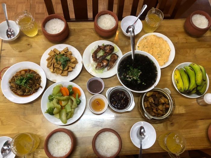 Tận hưởng bữa cơm gia đình ấm áp tại nhà hàng cơm niêu Hương Việt giữa lòng Đà Lạt.