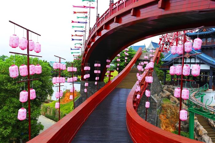 Quên đường về sau khi check-in tại cầu Koi Hạ Long 4