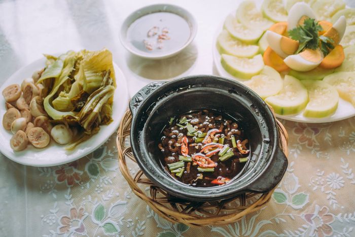 Thưởng thức bữa cơm gia đình ấm cúng tại nhà hàng cơm niêu Hương Việt giữa trung tâm Đà Lạt.