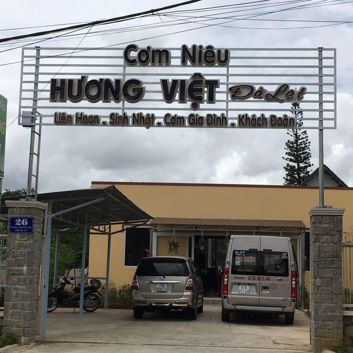 Đến nhà hàng cơm Niêu Hương Việt để thưởng thức bữa cơm gia đình ấm áp giữa lòng Đà Lạt.