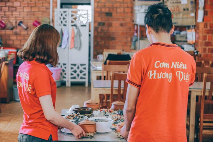 Tới nhà hàng cơm niêu Hương Việt để tận hưởng không khí ấm áp của bữa cơm gia đình trong lòng Đà Lạt.