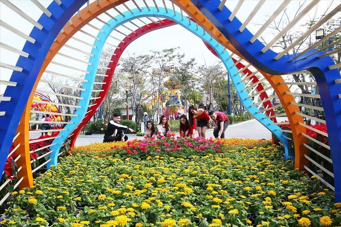 Chăm chú trước vẻ đẹp kiến trúc độc đáo của Công viên Hoa Hạ Long 4