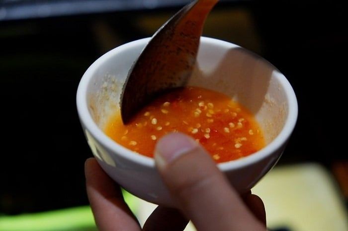 Bún quậy Phú Quốc không thể thiếu ớt và nước quất, kết hợp hoàn hảo với muối và đường, hòa quện vị đậm đà.