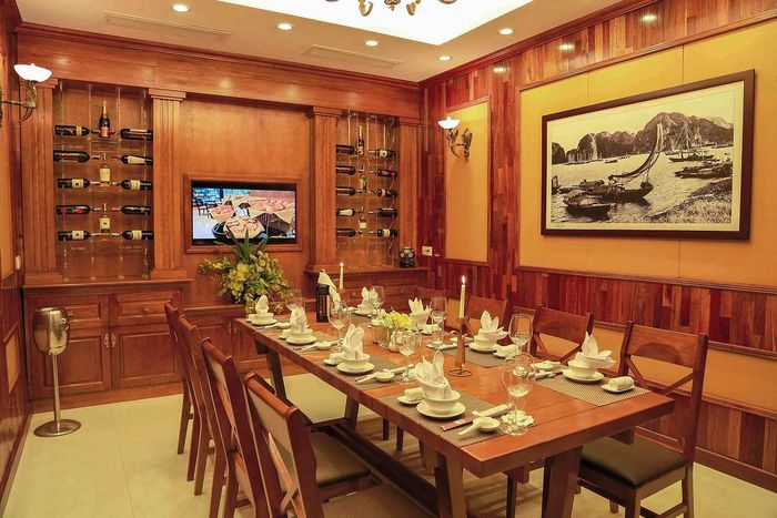 Hương vị biển tươi mát tại nhà hàng ẩm thực Làng chài Hạ Long 5