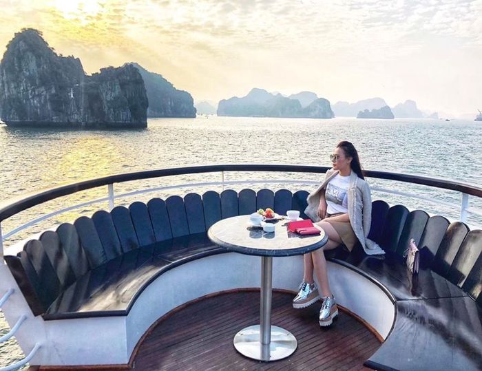 Trải nghiệm đầy đủ cùng du thuyền Hạ Long 2 ngày 1 đêm 6