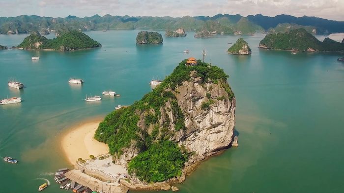 Thưởng thức vẻ đẹp của hòn đảo Ti Tốp từ trên cao, bạn sẽ ngạc nhiên với bờ dốc thẳng đứng, bờ biển nghiêng và bãi cát trắng hình lưỡi liềm đẹp mắt.