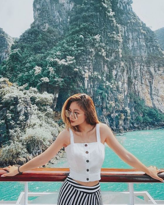 Chia sẻ ngay kinh nghiệm thuê du thuyền ở Hạ Long chi tiết luôn nhé! 5