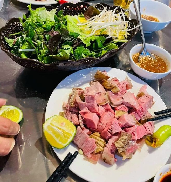 Khám phá hương vị đặc trưng của lẩu Hội An