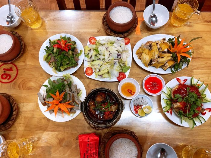 Đến nhà hàng cơm niêu Hương Việt để tận hưởng bữa cơm gia đình ấm áp giữa lòng Đà Lạt.