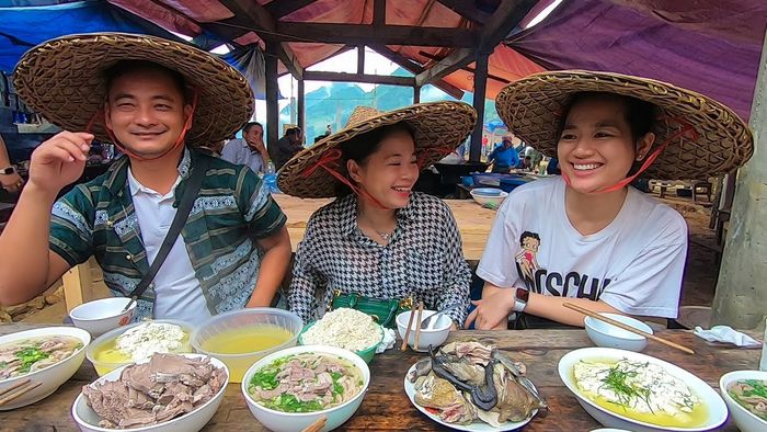 Hương vị hấp dẫn của món thắng cố Đồng Văn - Hà Giang làm say lòng cả khu chợ.
