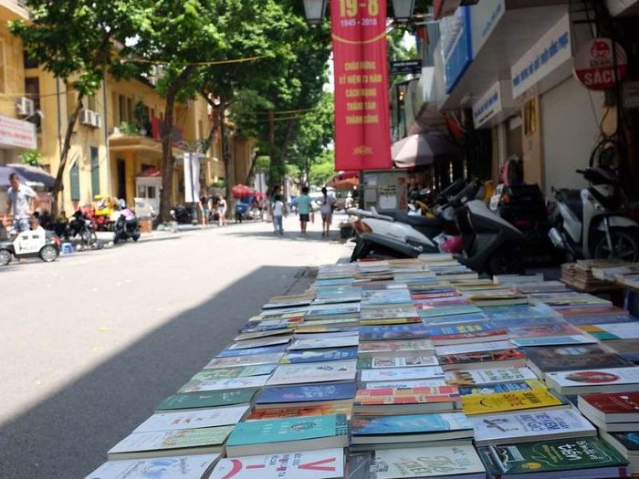 Phố Đinh Lễ - Nơi lý tưởng cho những trái tim đam mê sách giữa trái tim Hà Nội