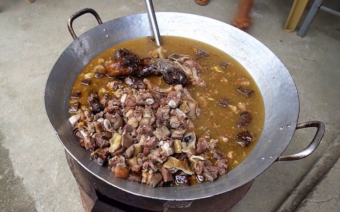 Hương vị hấp dẫn của món thắng cố Đồng Văn - Hà Giang cuốn hút cả khu chợ.