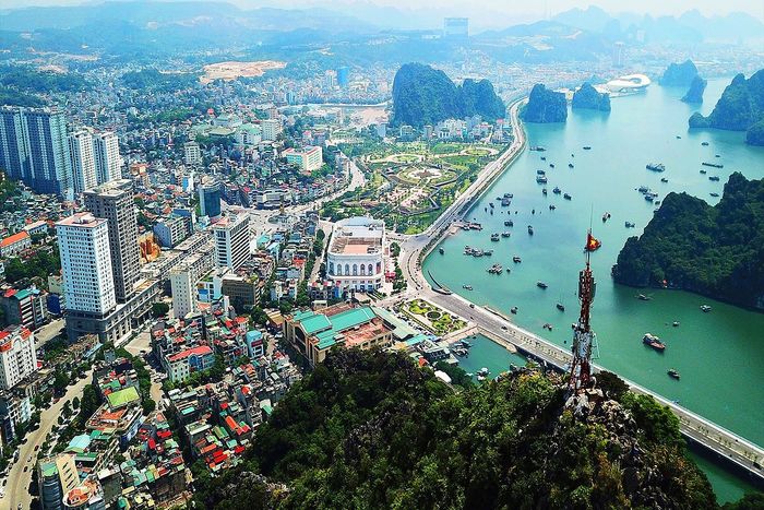 Lịch trình khám phá Hạ Long 2N1Đ hấp dẫn đối với những người yêu thích khám phá.