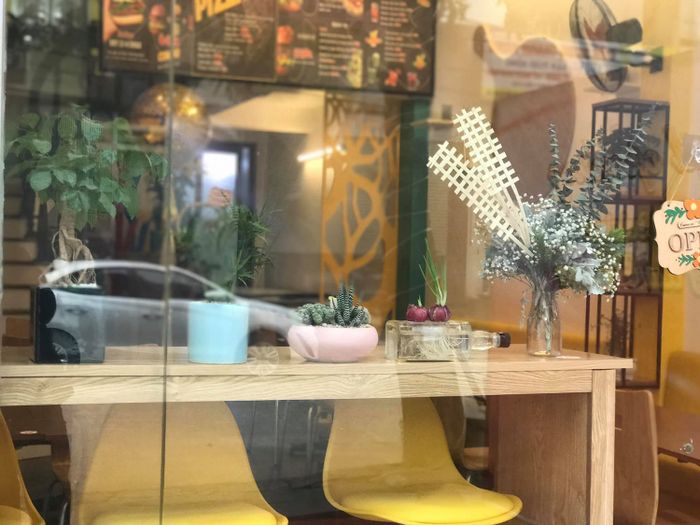 ```Thưởng thức đồ ăn tại C Cuisine Pizza & Burger và quên hết con đường về.```