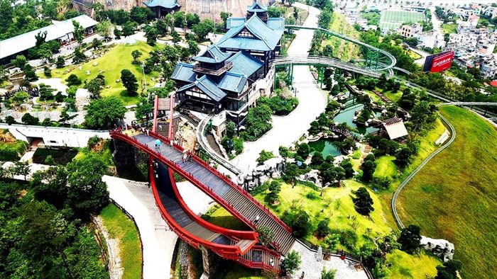 Quên đường về sau khi check-in tại cầu Koi Hạ Long 8