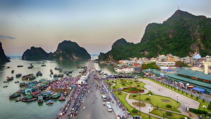 Lịch trình khám phá Hạ Long 2N1Đ vô cùng hấp dẫn đối với những người đam mê khám phá.